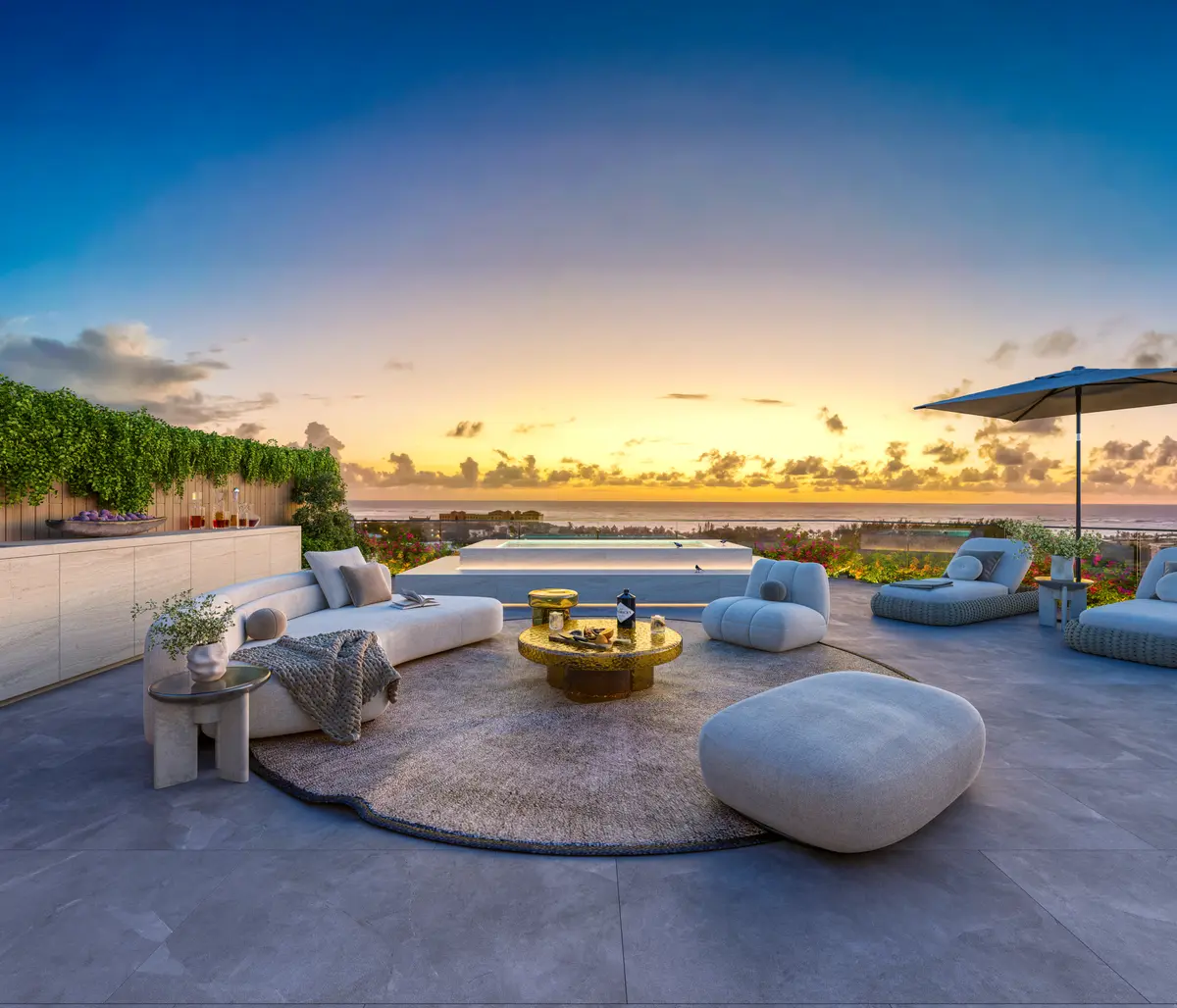 Terraza de penthouse con plunge pool al atardecer en Makai